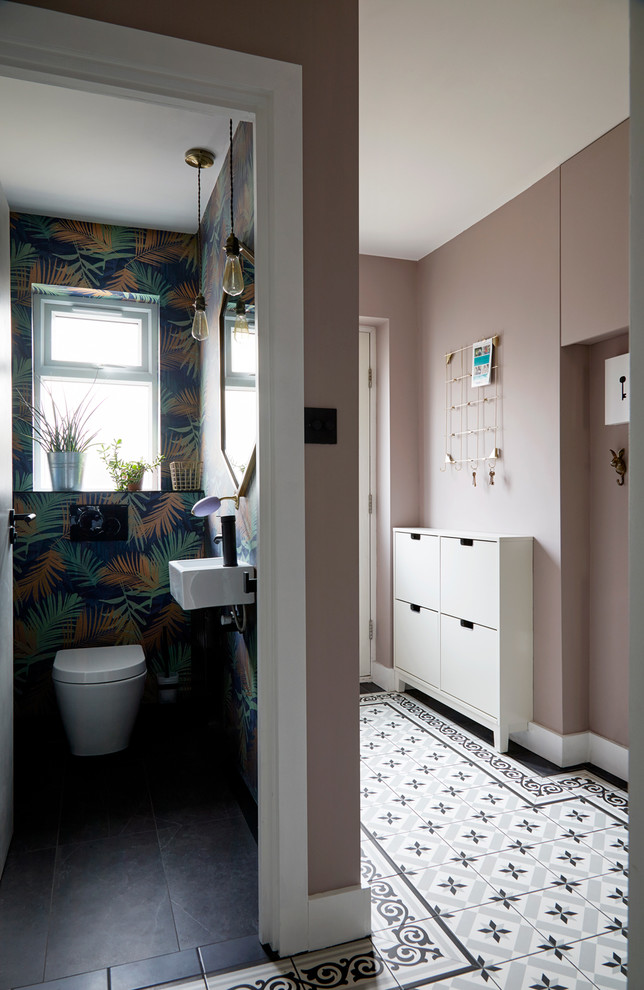 Idee per un piccolo ingresso o corridoio minimal con pareti rosa, pavimento con piastrelle in ceramica e pavimento multicolore
