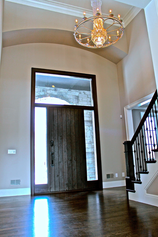 Foto di un grande ingresso o corridoio chic con pareti beige e parquet scuro