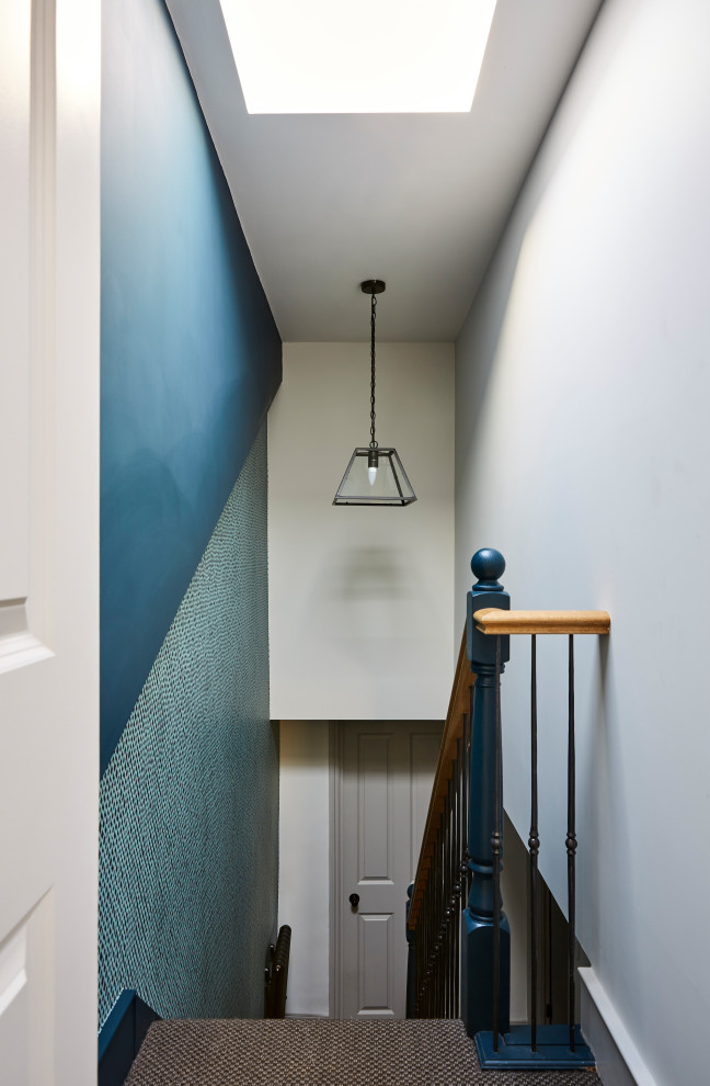 Ispirazione per un ingresso o corridoio classico di medie dimensioni con pareti blu, moquette e pavimento grigio