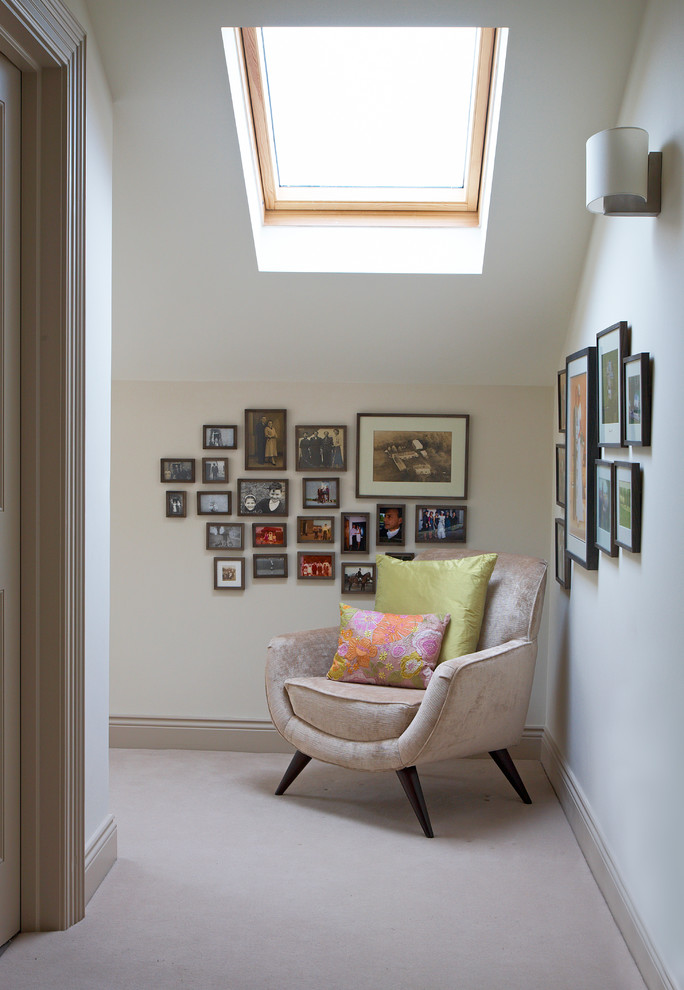 Réalisation d'un couloir minimaliste avec un mur blanc et moquette.