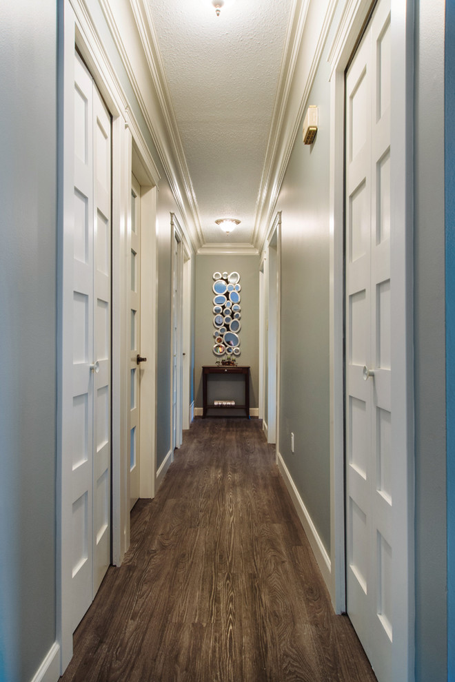 На фото: коридор среднего размера в стиле рустика с синими стенами, полом из винила и серым полом