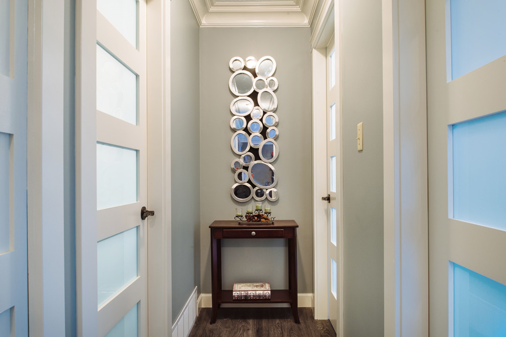 На фото: коридор среднего размера в стиле рустика с синими стенами, полом из винила и серым полом с