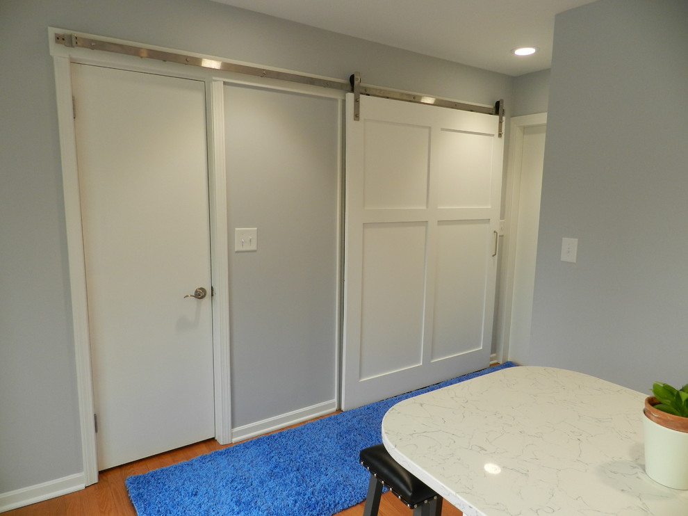 Источник вдохновения для домашнего уюта: коридор среднего размера в стиле кантри с серыми стенами, светлым паркетным полом и серым полом