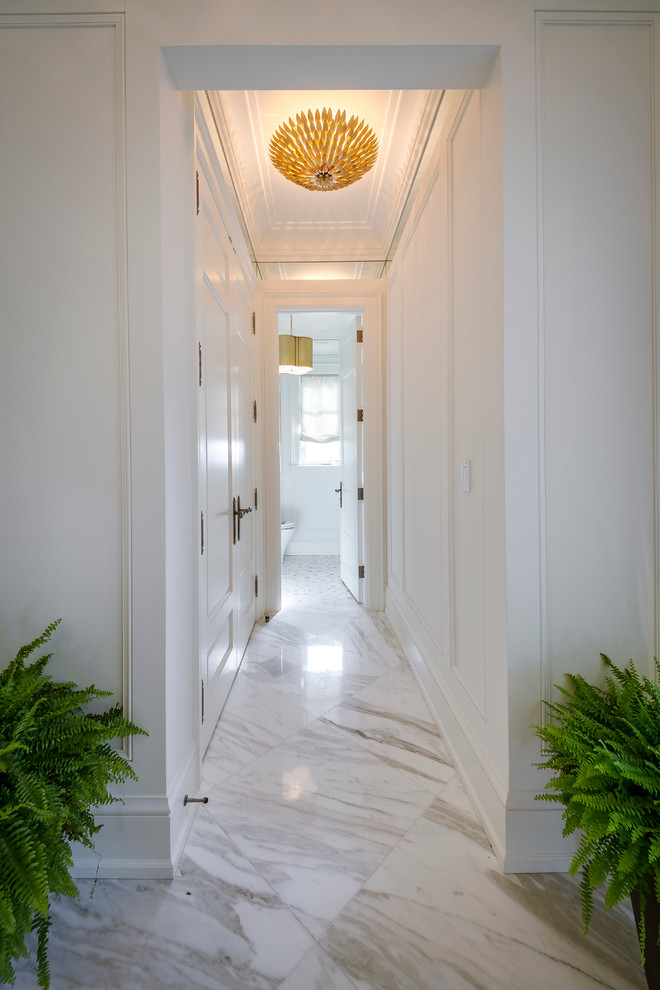 На фото: коридор в стиле модернизм с белыми стенами и мраморным полом с
