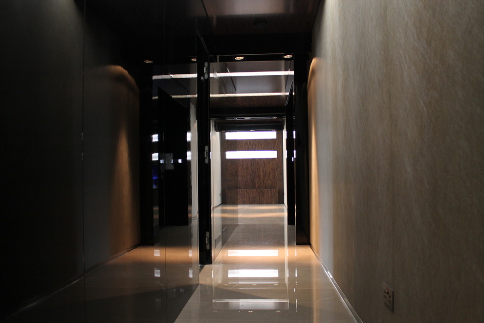 На фото: коридор среднего размера в современном стиле с черными стенами и мраморным полом с