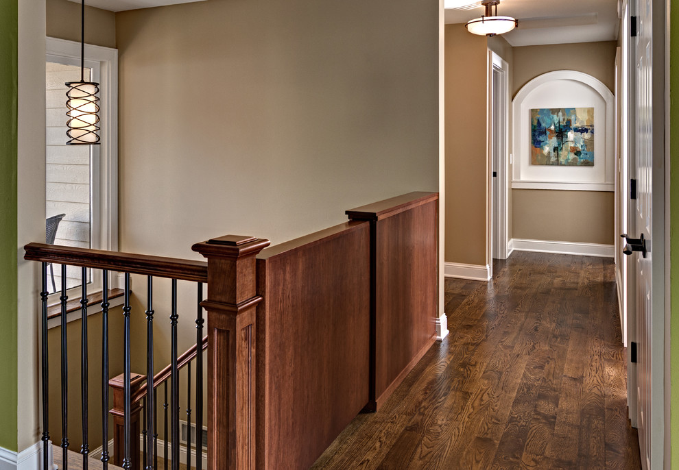 На фото: коридор среднего размера в стиле кантри с коричневыми стенами, паркетным полом среднего тона и коричневым полом с