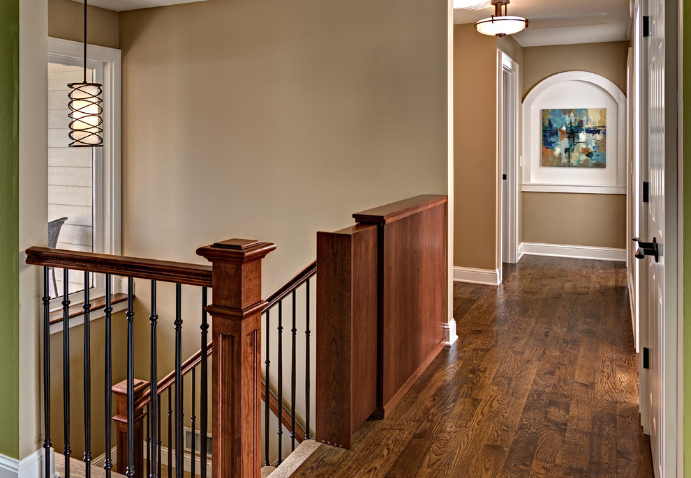 Стильный дизайн: коридор среднего размера в стиле кантри с коричневыми стенами, паркетным полом среднего тона и коричневым полом - последний тренд