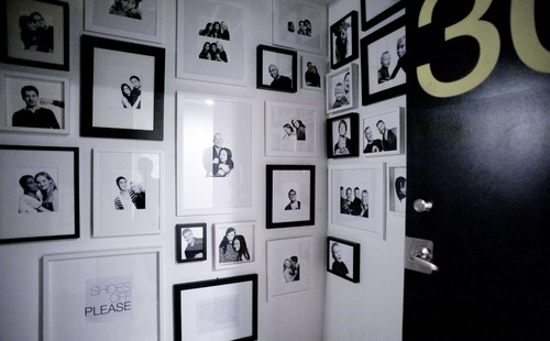 モノクロ写真を飾ったウォールギャラリーをつくろう  Houzz (ハウズ)