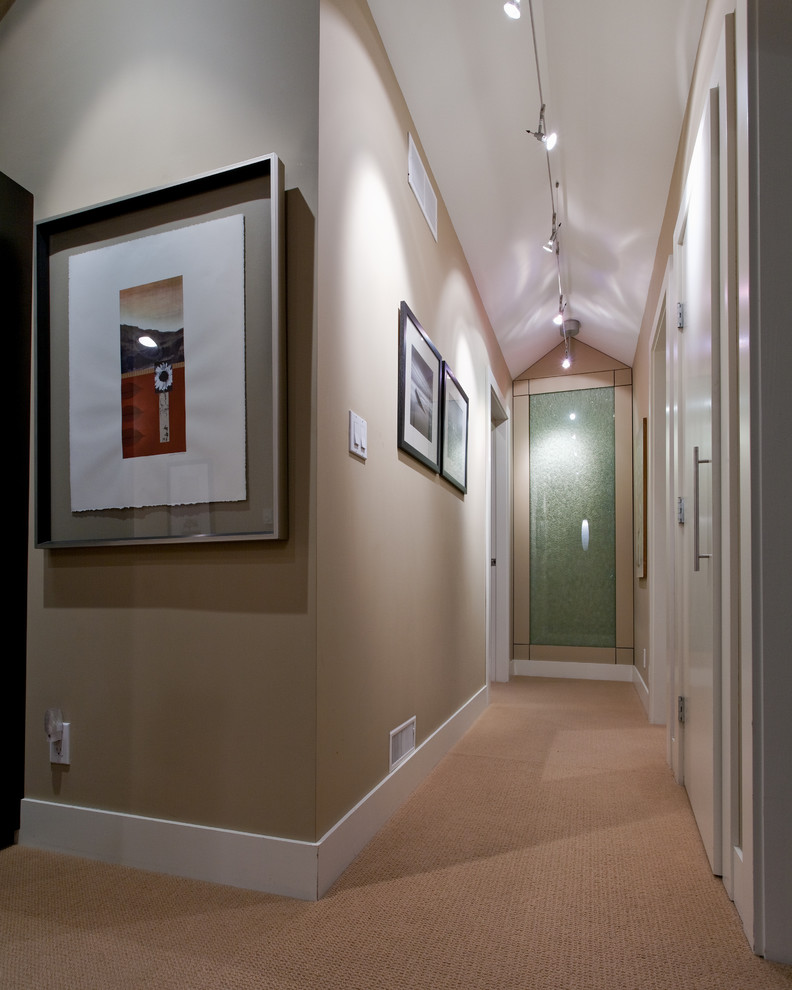 Cette image montre un couloir design de taille moyenne avec un mur beige, moquette et un sol beige.
