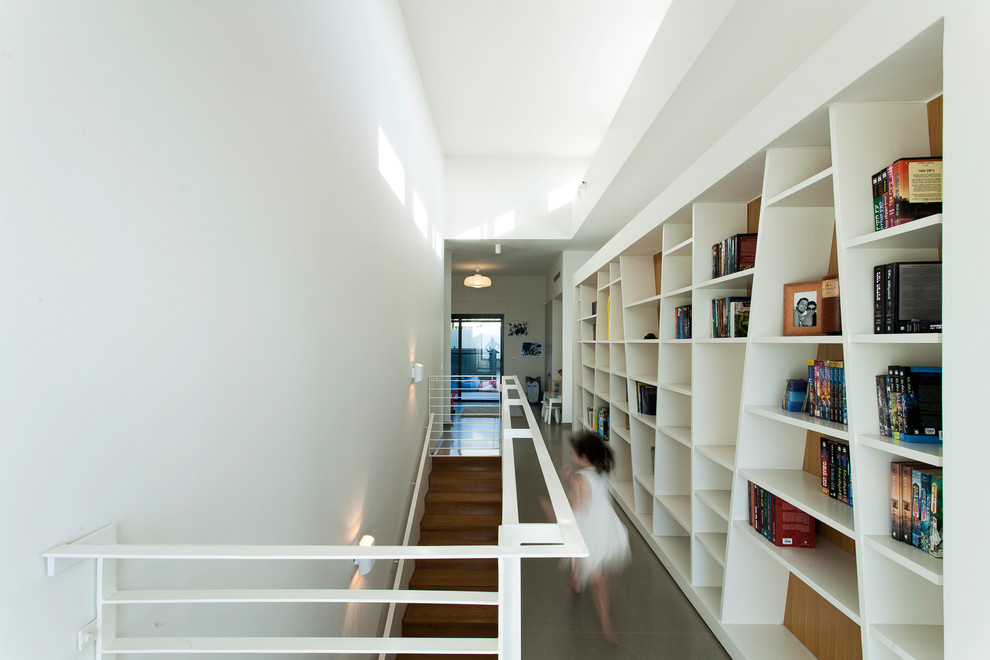 Idée de décoration pour un couloir minimaliste avec un mur blanc.