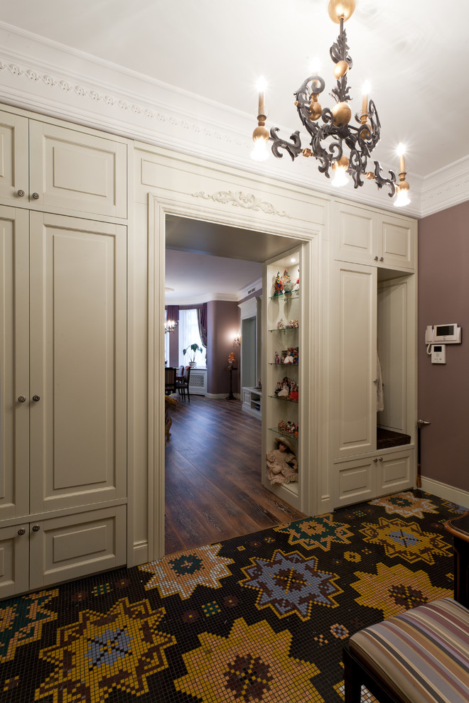 Ispirazione per un ingresso o corridoio classico di medie dimensioni con pareti viola