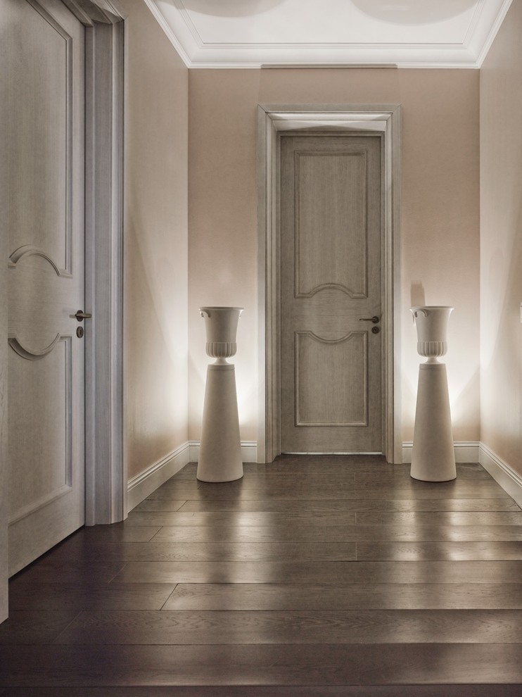 Immagine di un ingresso o corridoio classico con pareti beige e parquet scuro