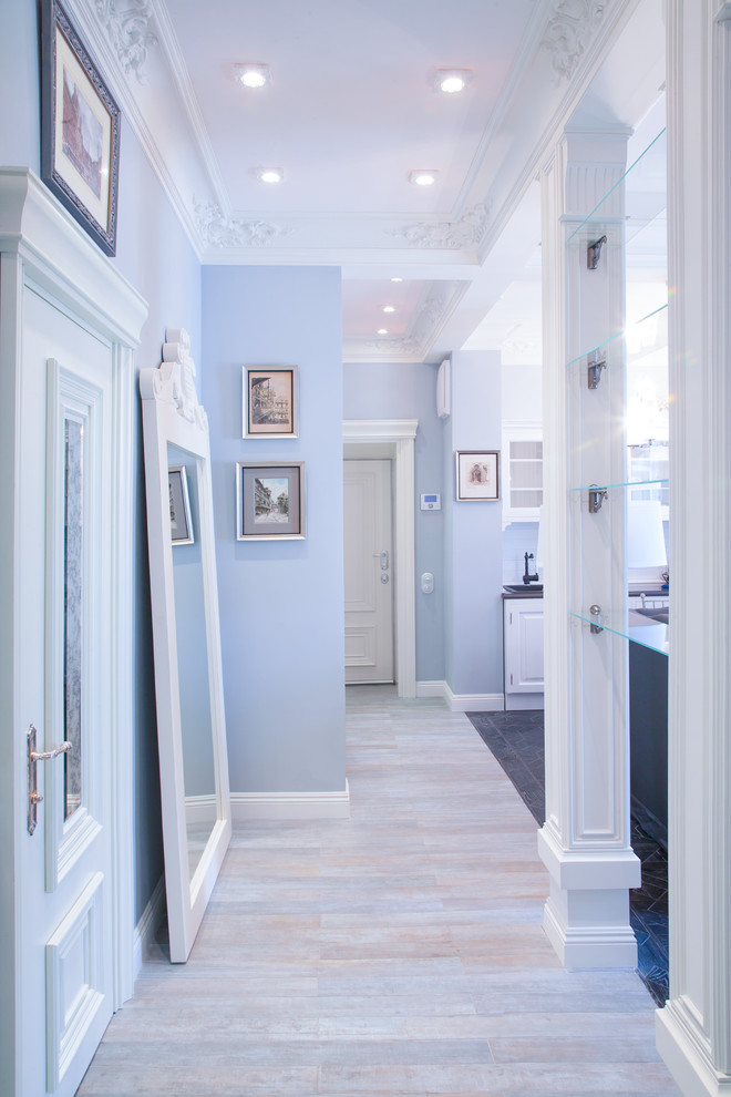 Источник вдохновения для домашнего уюта: коридор среднего размера в классическом стиле с серыми стенами