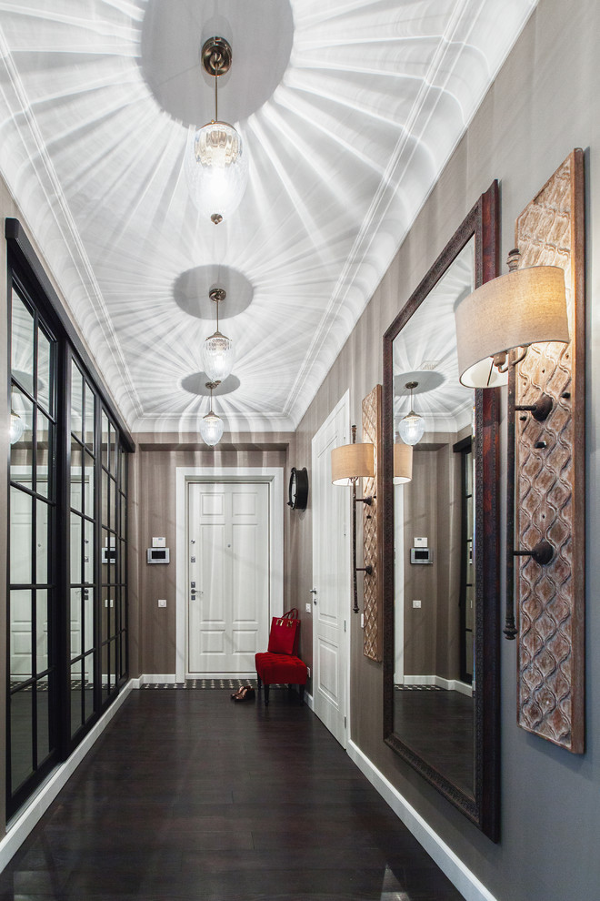 Идея дизайна: узкий коридор в классическом стиле с серыми стенами