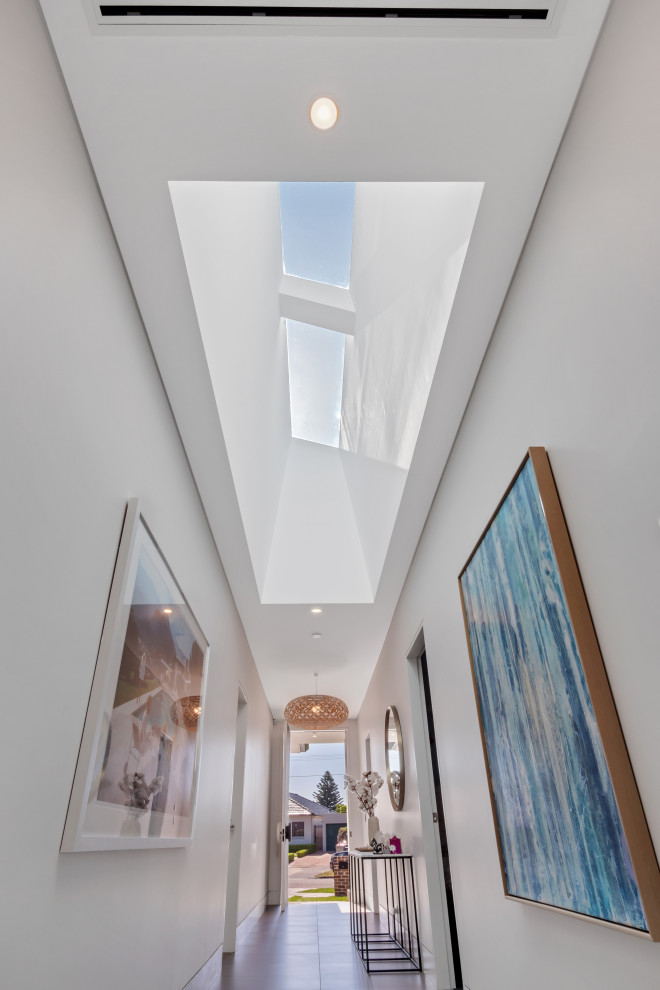 Источник вдохновения для домашнего уюта: узкий коридор в современном стиле