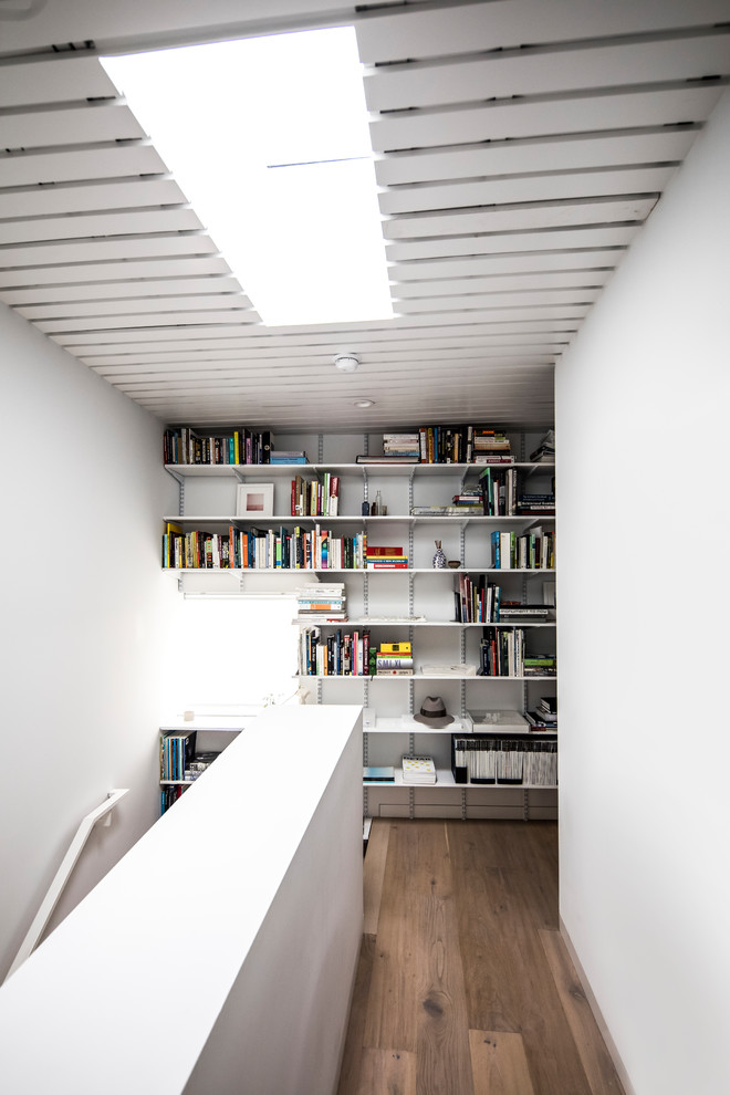 Источник вдохновения для домашнего уюта: коридор среднего размера в современном стиле с белыми стенами, паркетным полом среднего тона и коричневым полом