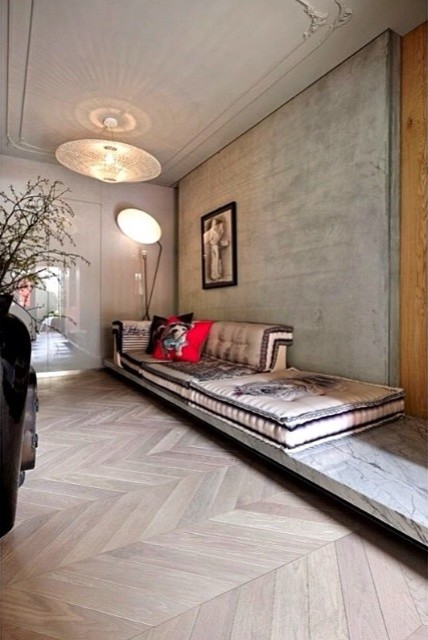 Inspiration pour un petit couloir design avec un mur gris et parquet clair.