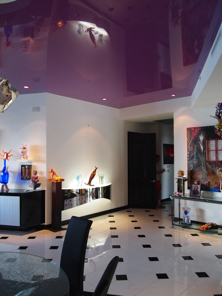 На фото: коридор в стиле модернизм с фиолетовыми стенами и полом из керамогранита
