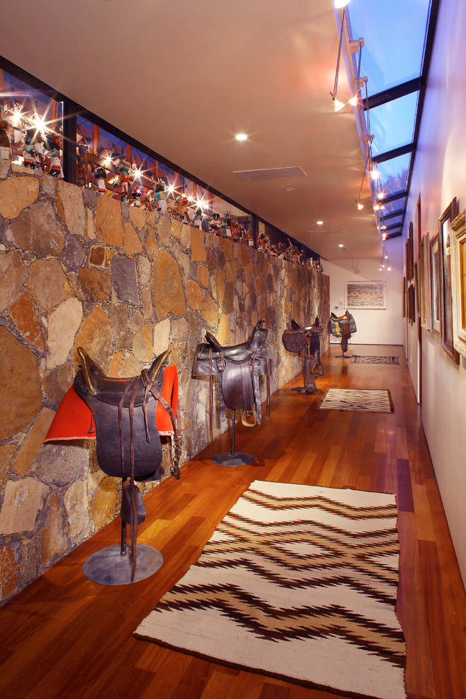 На фото: коридор в стиле фьюжн с белыми стенами и паркетным полом среднего тона с