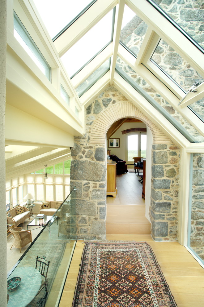 Ejemplo de recibidores y pasillos de estilo de casa de campo con suelo de madera clara