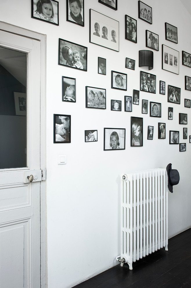 Idée de décoration pour un couloir nordique de taille moyenne avec un mur blanc.