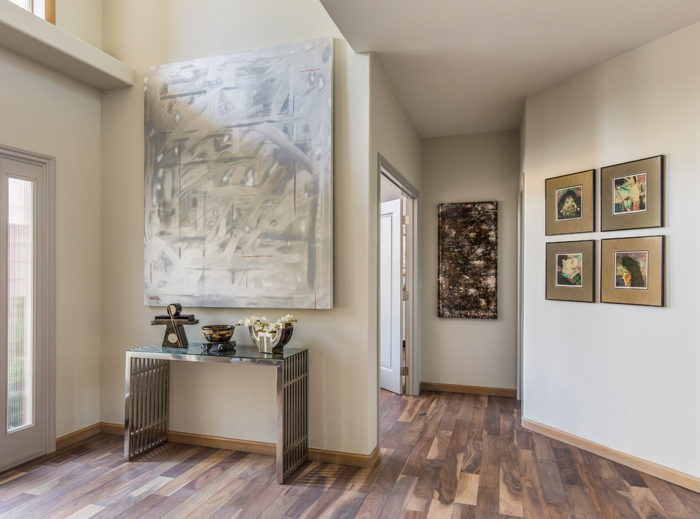 Idée de décoration pour un couloir tradition de taille moyenne avec un mur gris, un sol en bois brun et un sol marron.