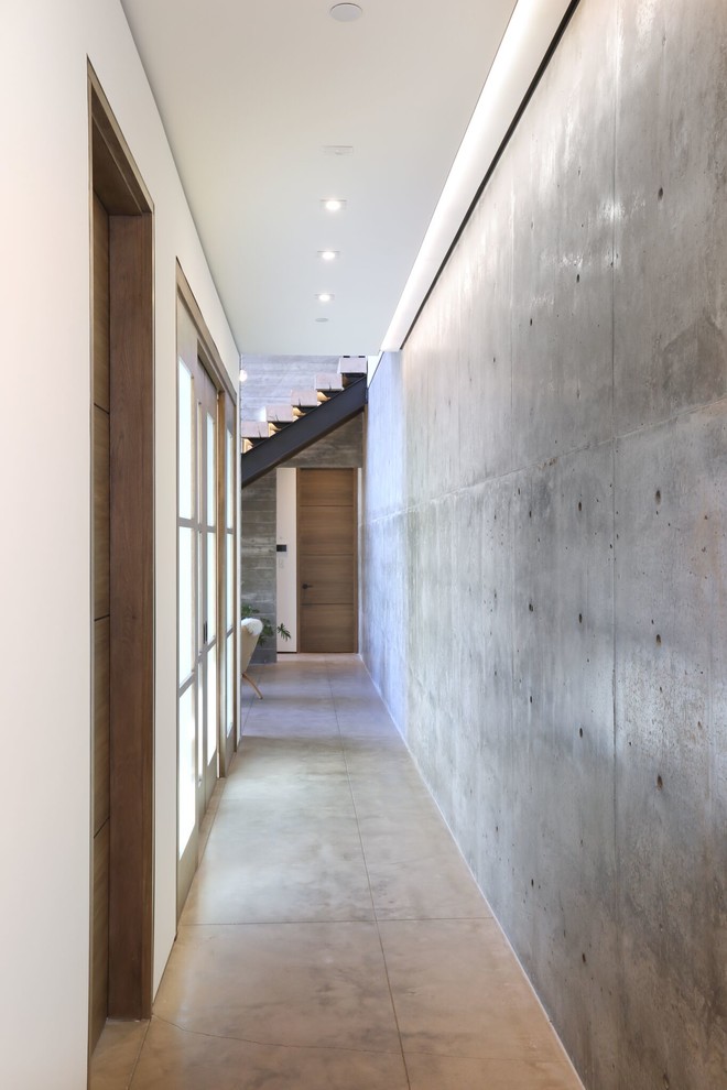 Idéer för att renovera en funkis hall, med grå väggar, betonggolv och grått golv