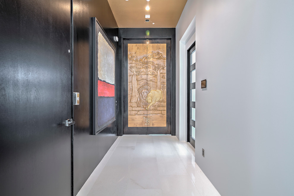 Idée de décoration pour un couloir design de taille moyenne avec un mur noir, un sol en calcaire et un sol blanc.