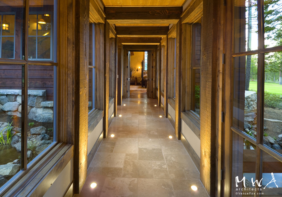 Modelo de recibidores y pasillos de estilo americano de tamaño medio con paredes beige, suelo de travertino y suelo beige