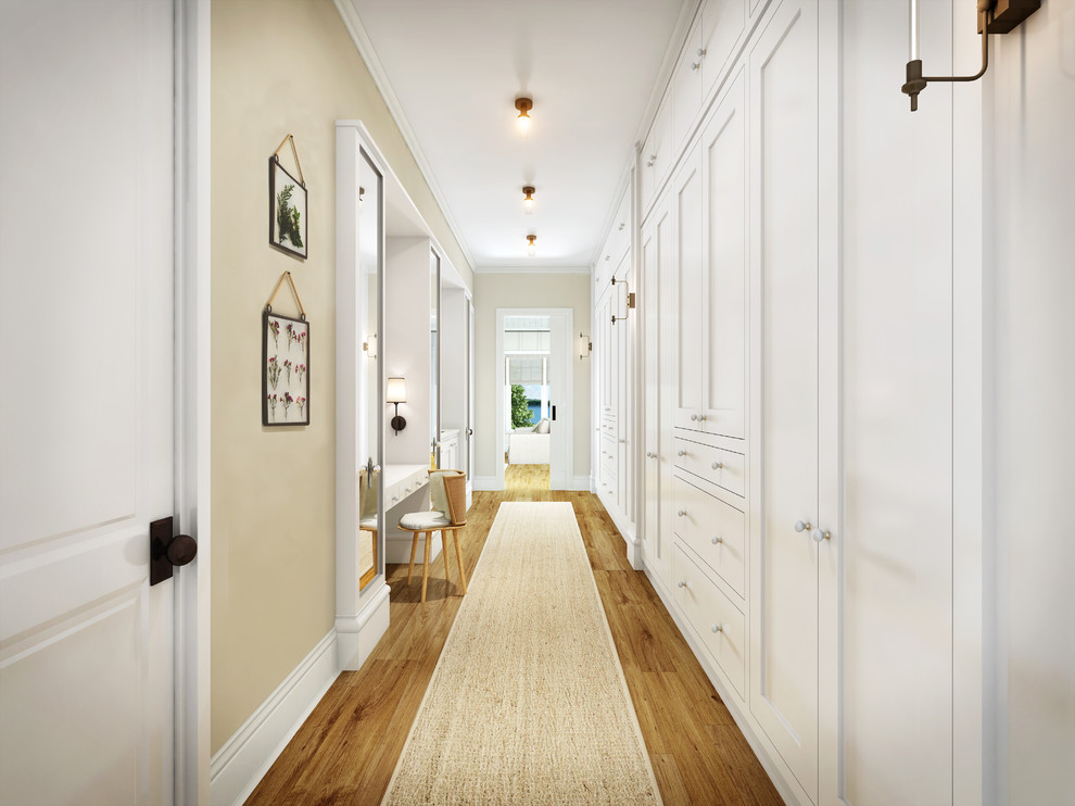 Ejemplo de recibidores y pasillos clásicos renovados de tamaño medio con paredes beige, suelo de madera en tonos medios y suelo marrón