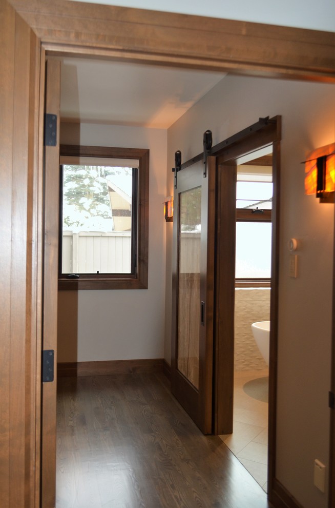 На фото: коридор среднего размера в стиле лофт с бежевыми стенами, паркетным полом среднего тона и коричневым полом