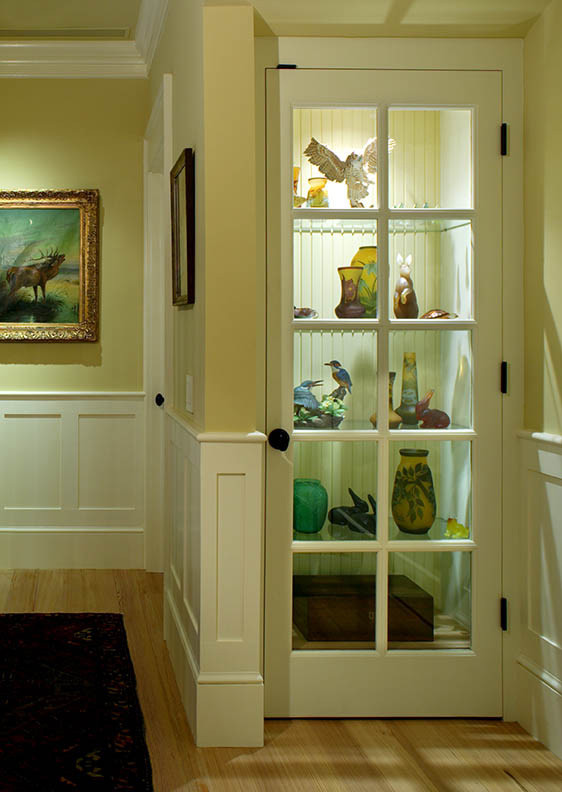 На фото: коридор среднего размера в классическом стиле с бежевыми стенами, светлым паркетным полом и коричневым полом