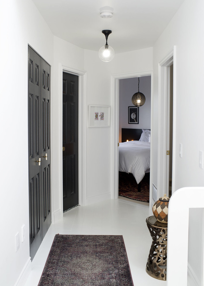 Стильный дизайн: коридор среднего размера: освещение в современном стиле с белыми стенами и белым полом - последний тренд