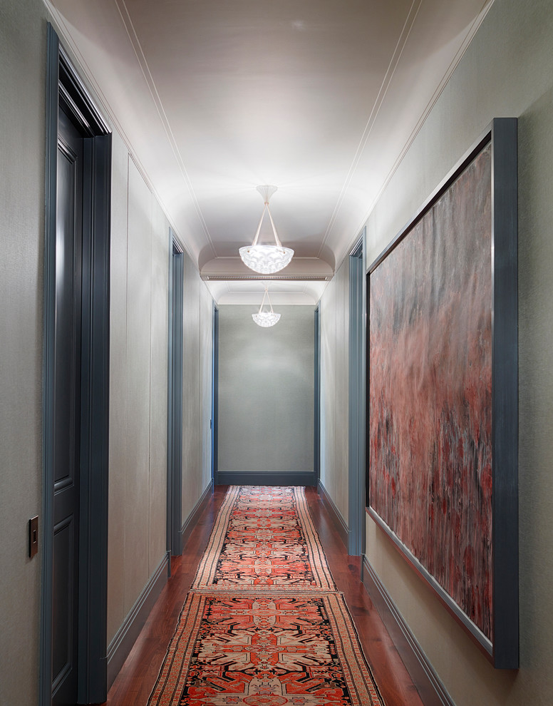 На фото: коридор в стиле неоклассика (современная классика) с зелеными стенами и паркетным полом среднего тона