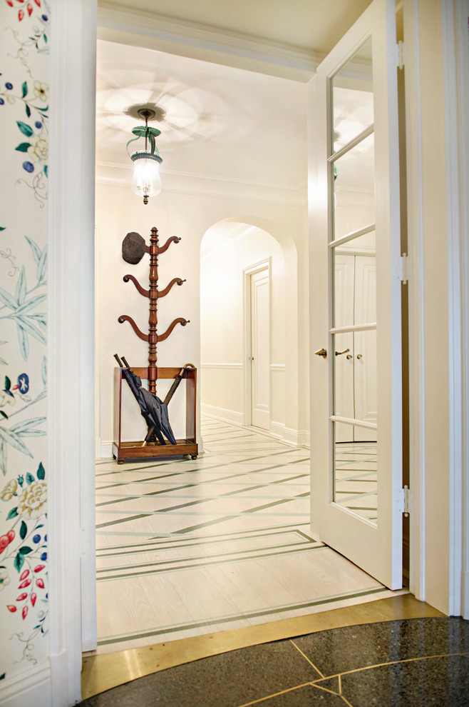 Ejemplo de recibidores y pasillos clásicos renovados de tamaño medio con paredes multicolor y suelo beige