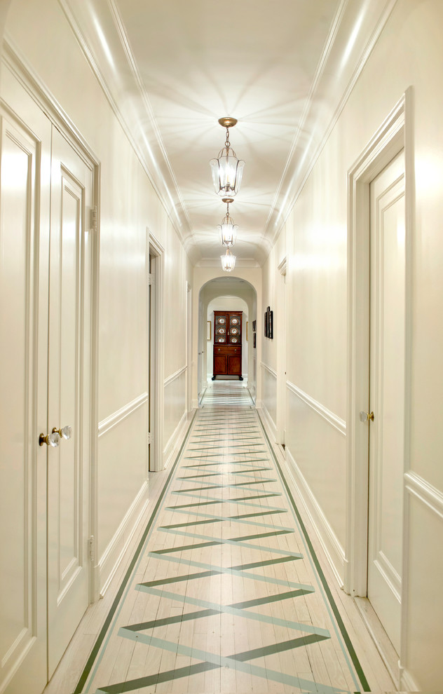 Idee per un grande ingresso o corridoio classico con pareti beige e pavimento beige