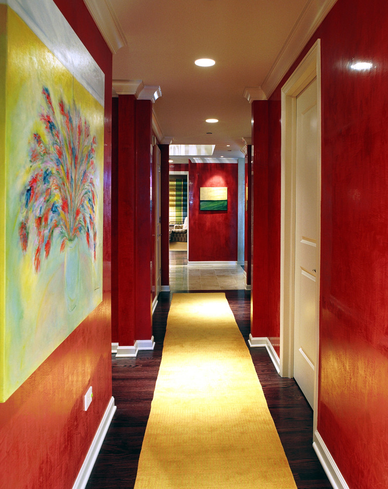 Mittelgroßer Moderner Flur mit roter Wandfarbe und dunklem Holzboden in Chicago