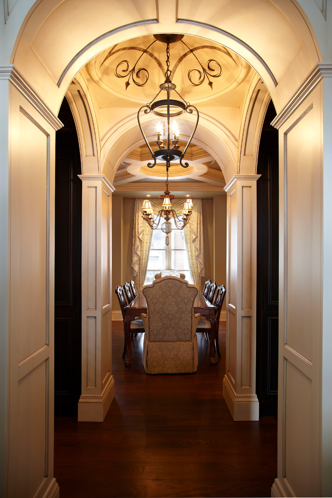 Imagen de recibidores y pasillos clásicos grandes con paredes beige y suelo de madera oscura