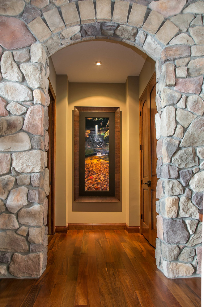 Idee per un ingresso o corridoio tradizionale di medie dimensioni con pareti beige, pavimento in legno massello medio e pavimento arancione