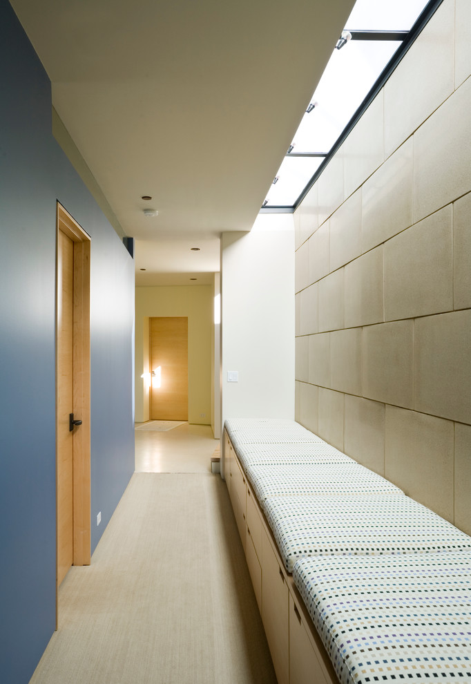 На фото: коридор: освещение в современном стиле с синими стенами с