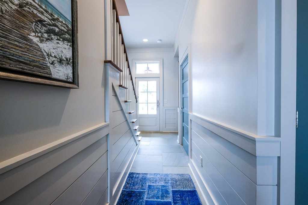Синий цвет в интерьере коридора: в квартире, доме - 35+ фото