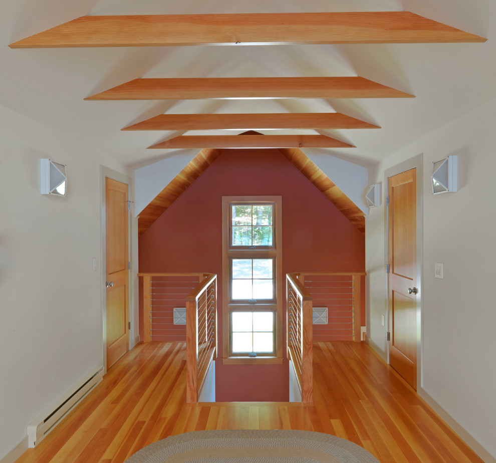 Imagen de recibidores y pasillos de estilo americano de tamaño medio con paredes rosas, suelo de madera en tonos medios y suelo marrón