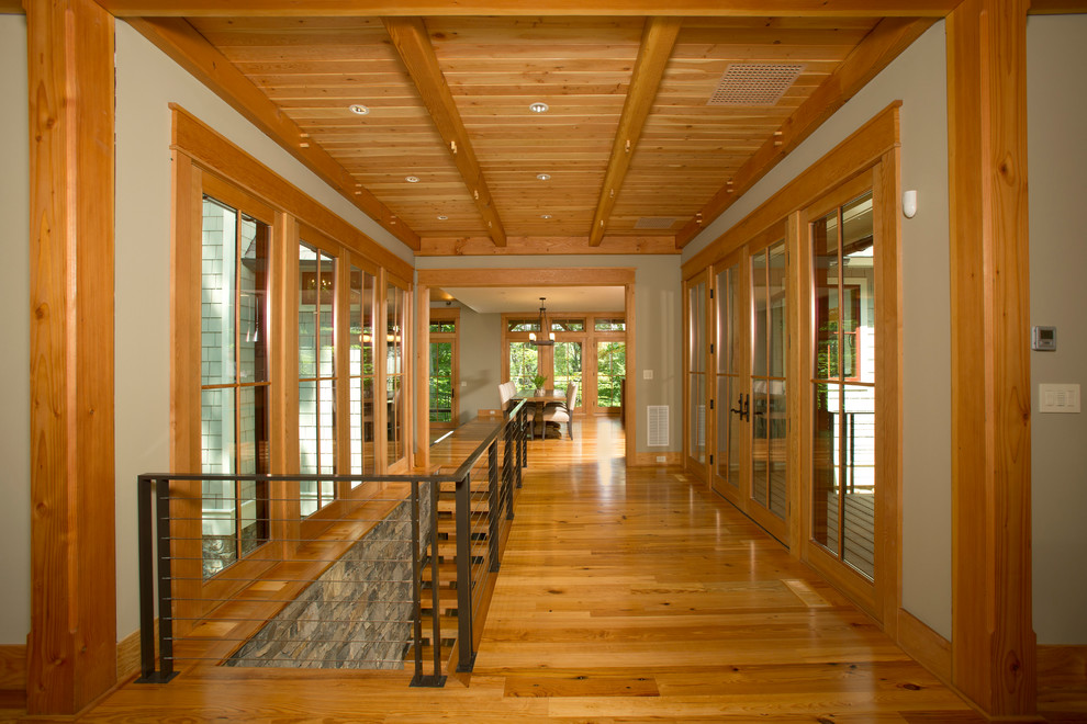 Imagen de recibidores y pasillos rurales con suelo de madera clara