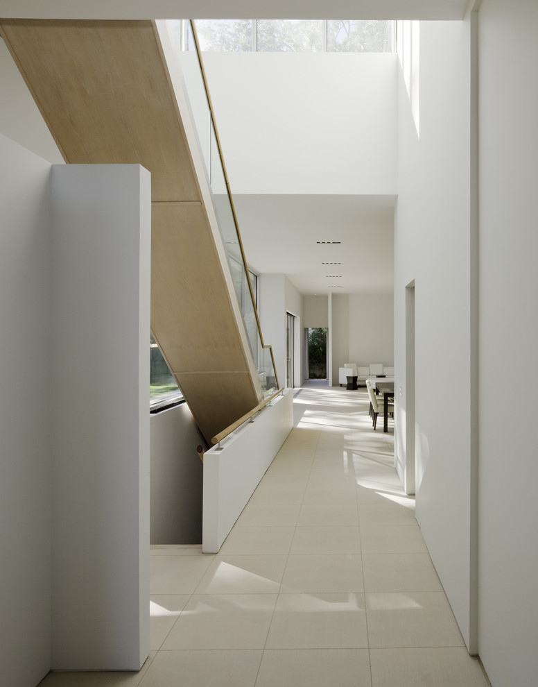Cette image montre un couloir design avec un mur blanc.