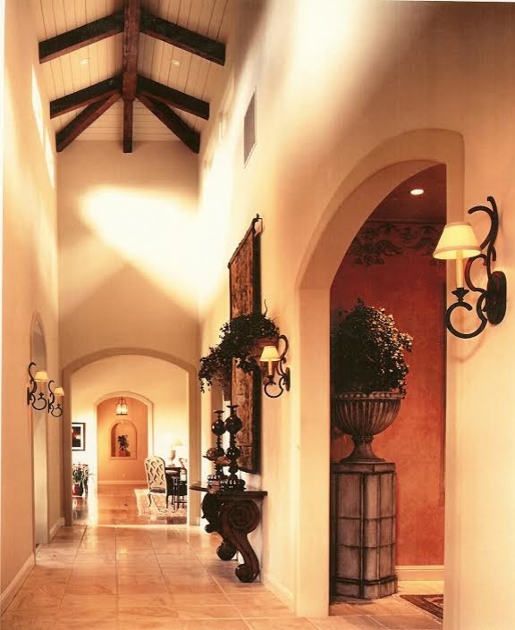 Стильный дизайн: большой коридор в средиземноморском стиле с бежевыми стенами, полом из керамогранита и бежевым полом - последний тренд