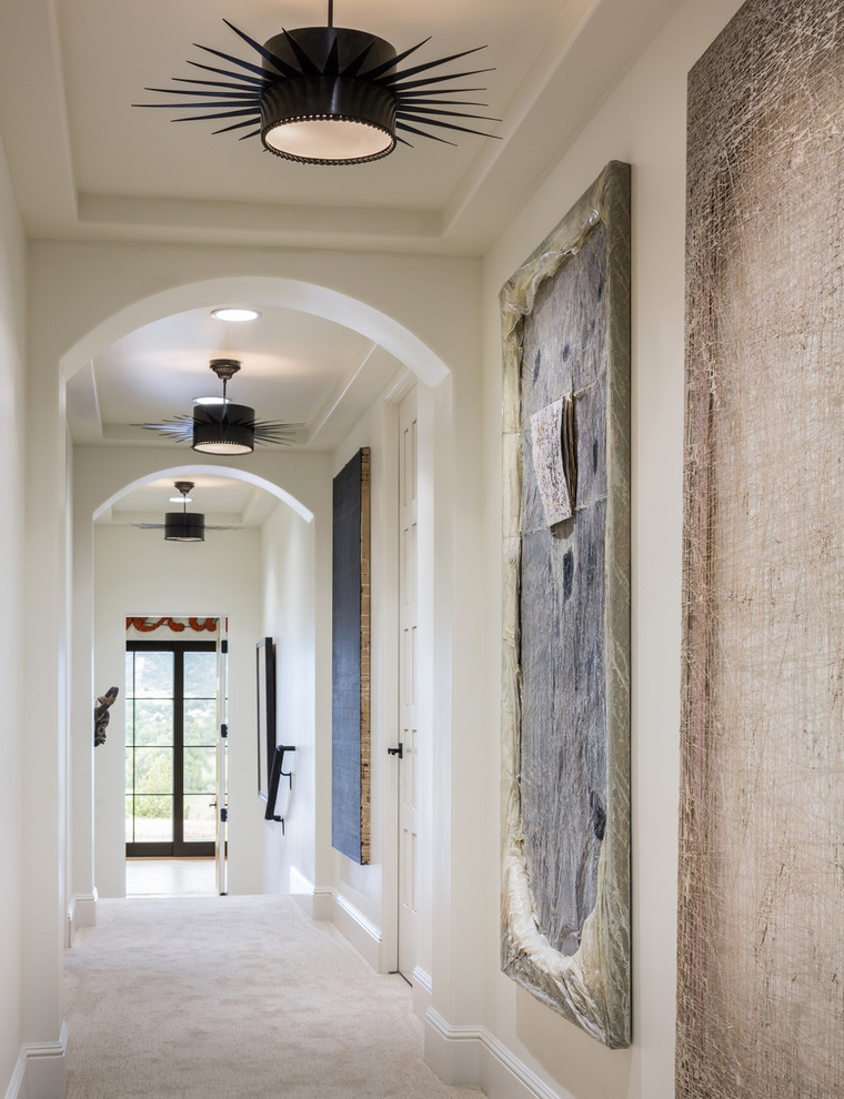 Ispirazione per un grande ingresso o corridoio rustico con pareti bianche, moquette e pavimento beige