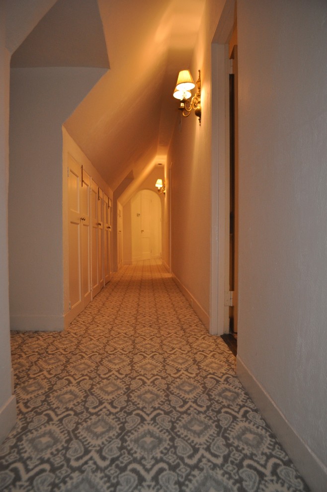 Transitional hallway photo in New York