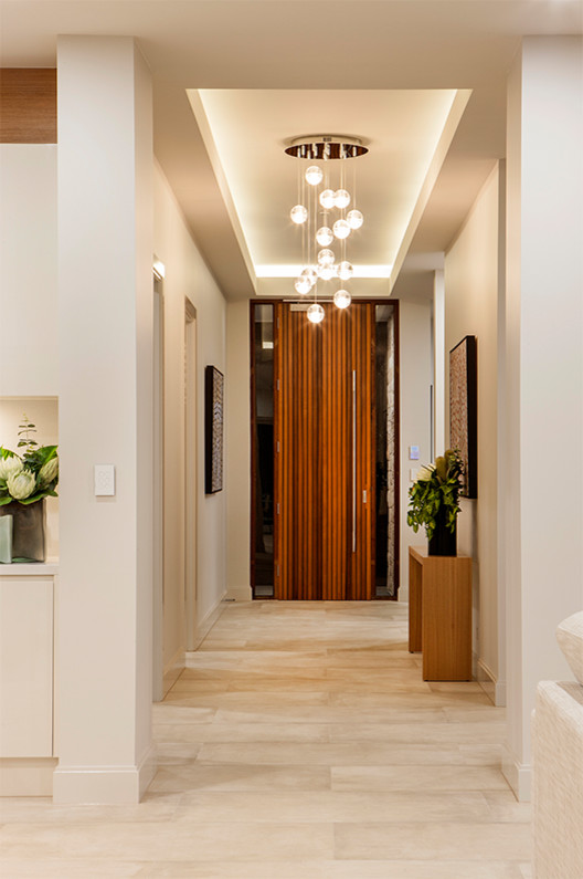 Стильный дизайн: коридор среднего размера в стиле модернизм с белыми стенами и полом из керамогранита - последний тренд