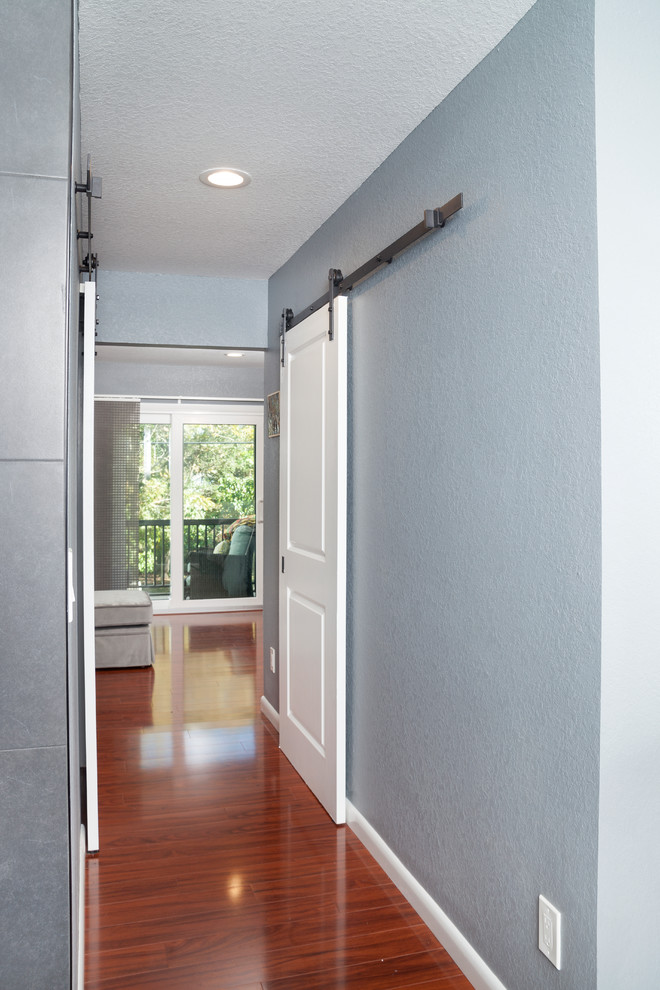 Immagine di un ingresso o corridoio classico di medie dimensioni con pareti blu, pavimento in legno massello medio e pavimento rosso