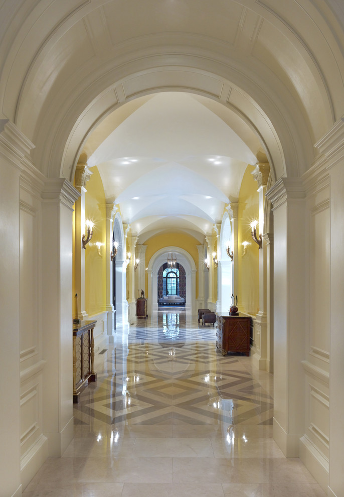 Стильный дизайн: коридор в классическом стиле с желтыми стенами - последний тренд